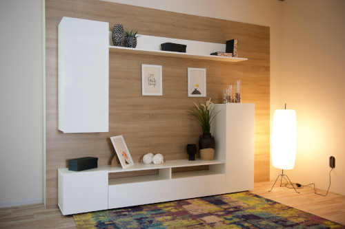 obývací stěna bílá v moderním provedení
