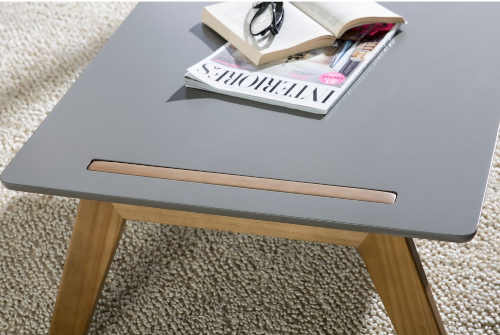stolek v minimalistickém stylu